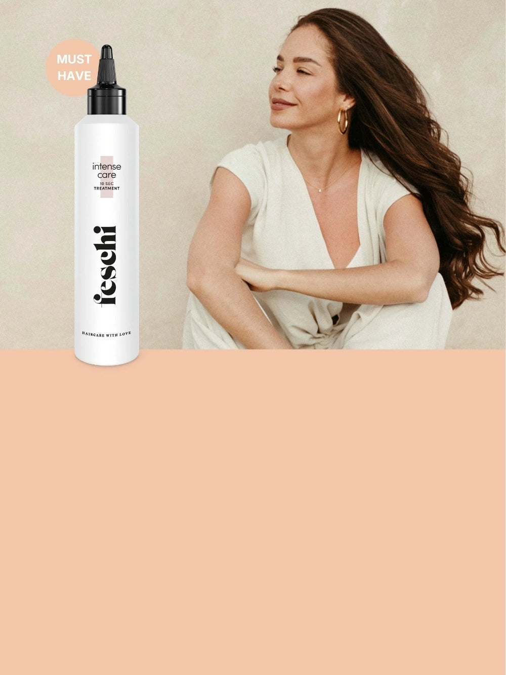 Frau mit dunklen, langen Haaren schaut auf die Seite - daneben ist eine feschi Flasche platziert