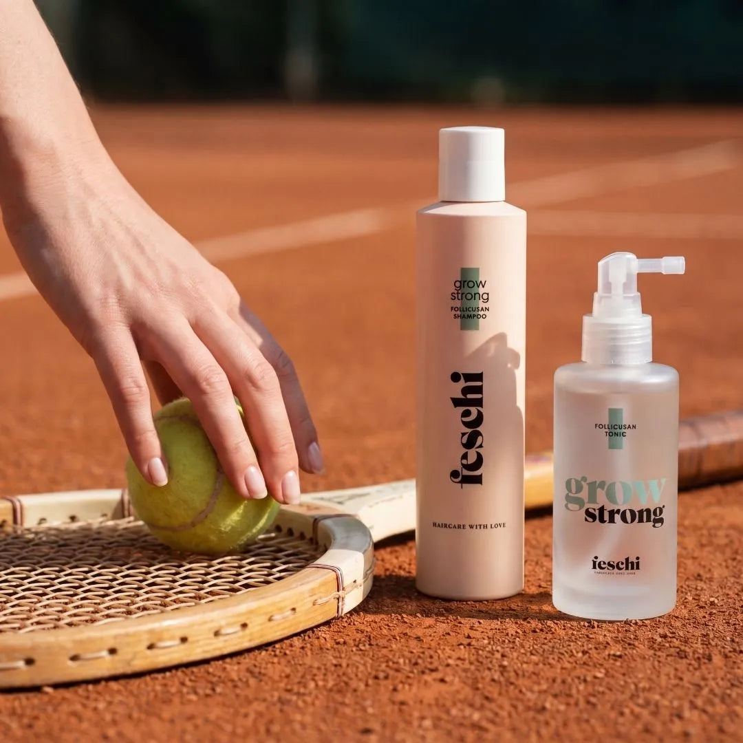 feschi grow strong Produkte stehen am Boden von Tennisplatz
