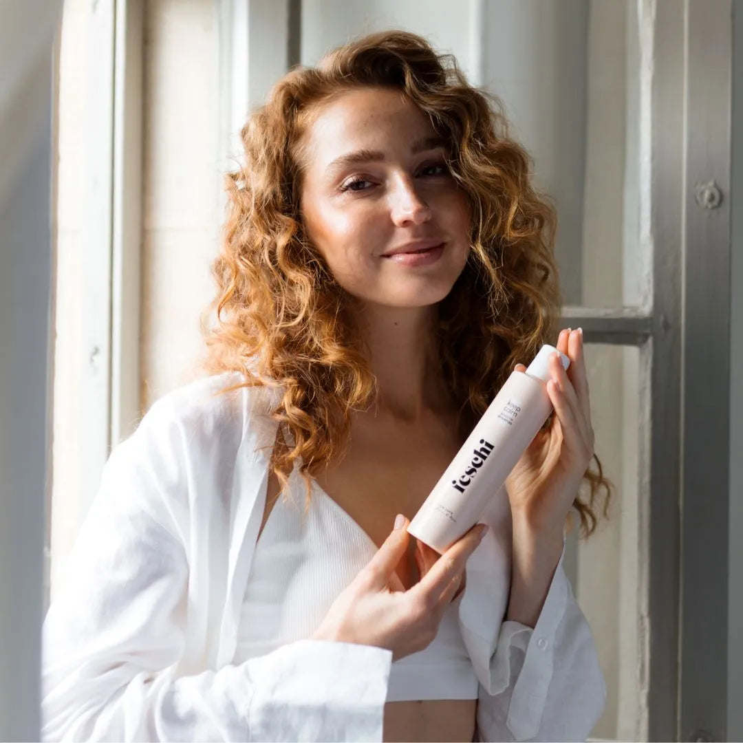 Frau hält keep calm - Sensitiv Shampoo in beiden Händen