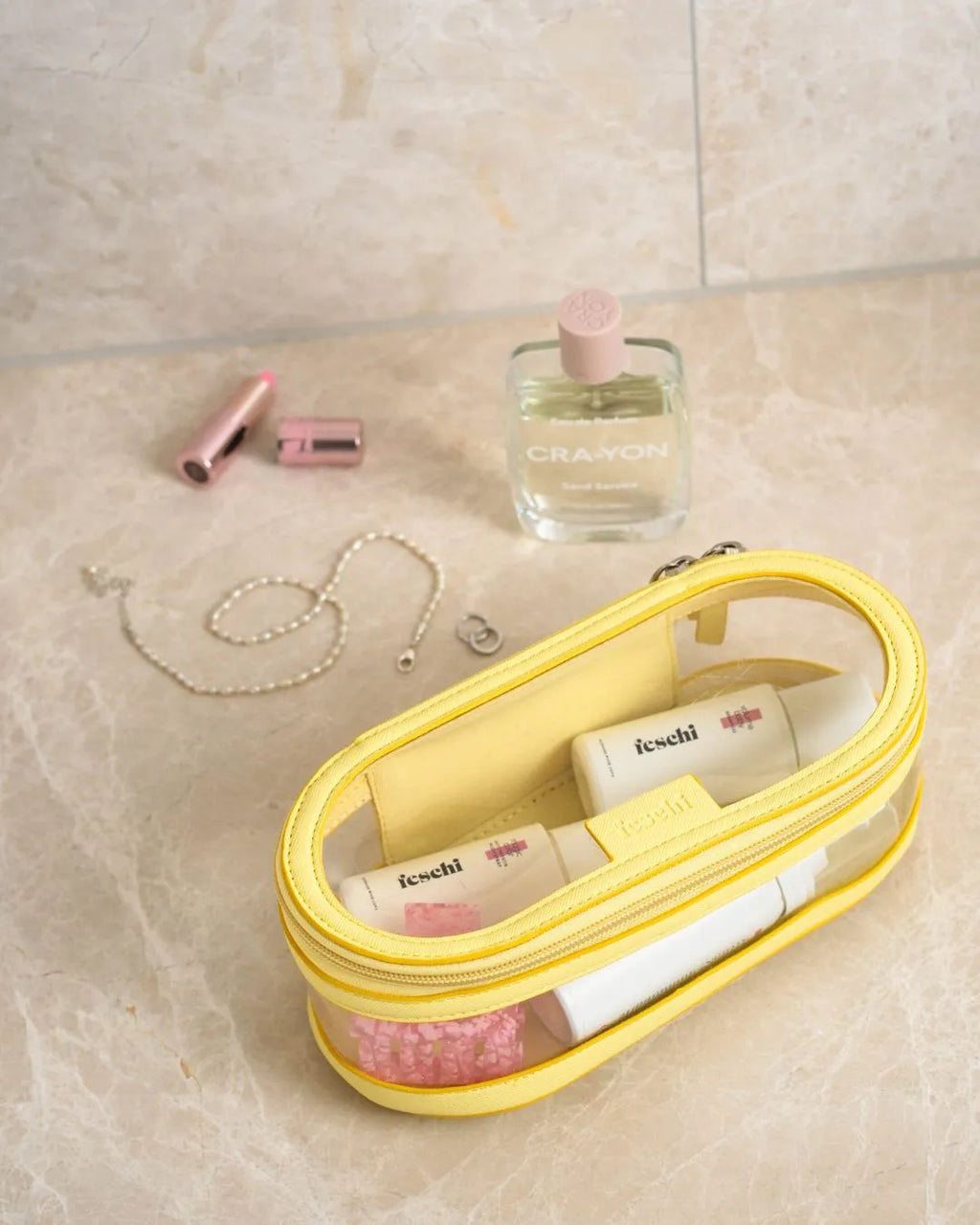 Travel Buddy Yellow, befüllt mit feschi Intense Care Travel Size Produkten