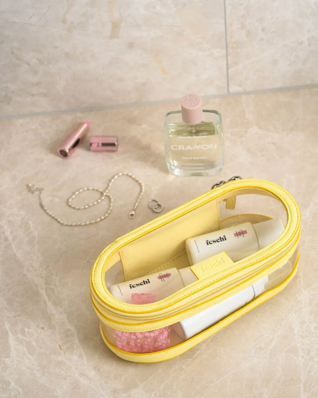 Travel Buddy Yellow, befüllt mit feschi Intense Care Travel Size Produkten
