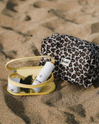 Travel Buddy Juicy Lemon, gefüllt mit Travel-Size-Produkten und einer Spange und einer Oversize Beauty Bag – leopard von feschi