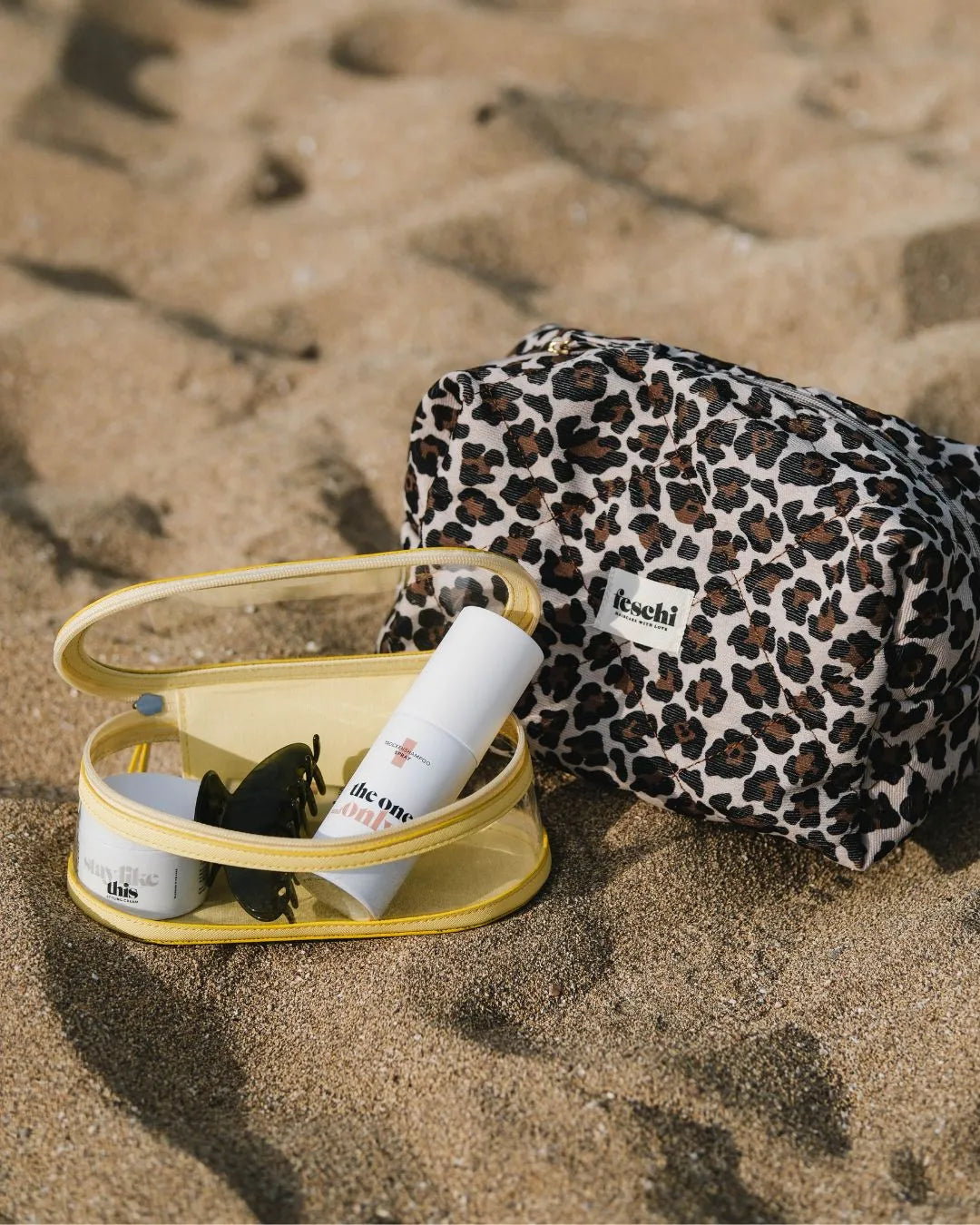Travel Buddy Juicy Lemon, gefüllt mit Travel-Size-Produkten und einer Spange und einer Oversize Beauty Bag – leopard von feschi