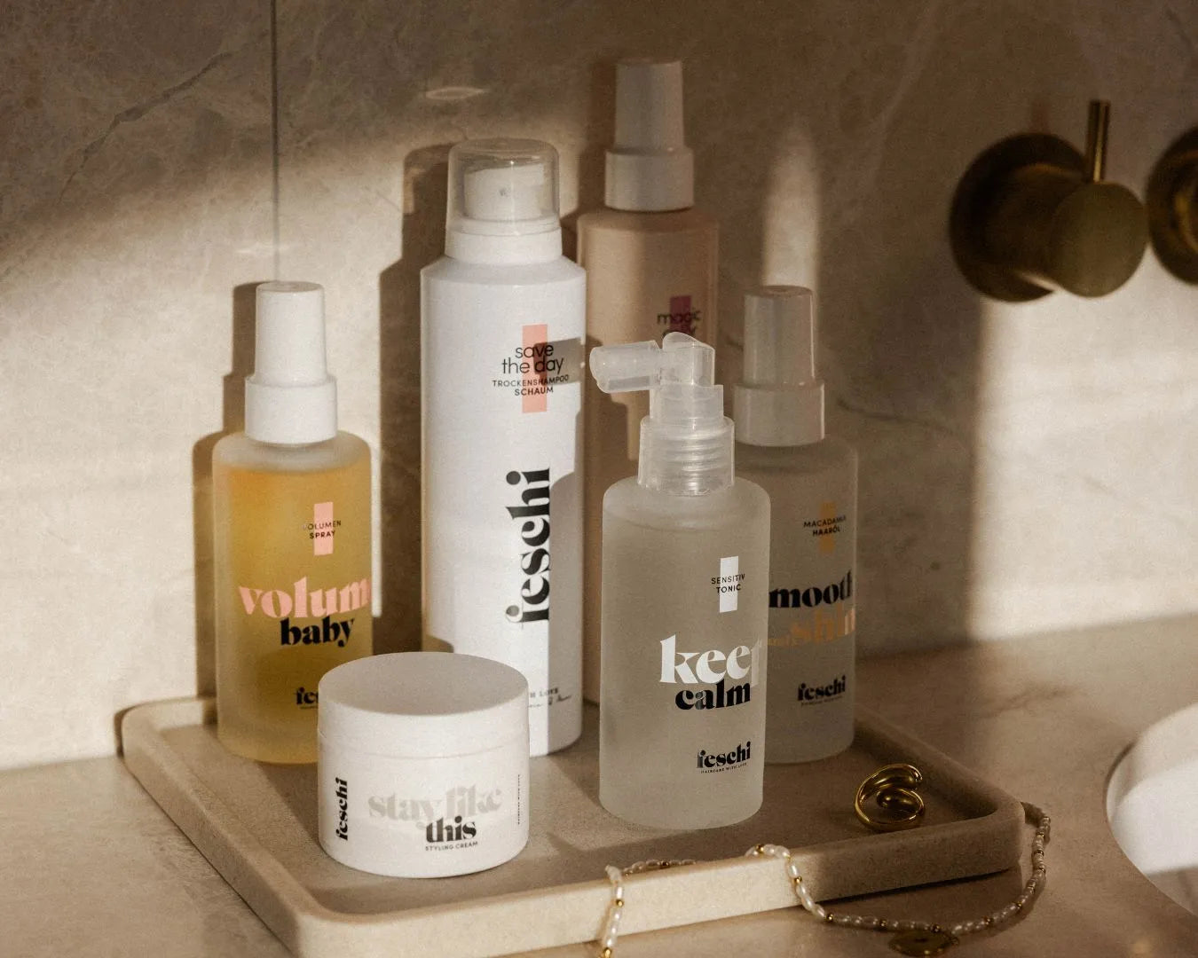 feschi Produkte im Badezimmer aufgestellt