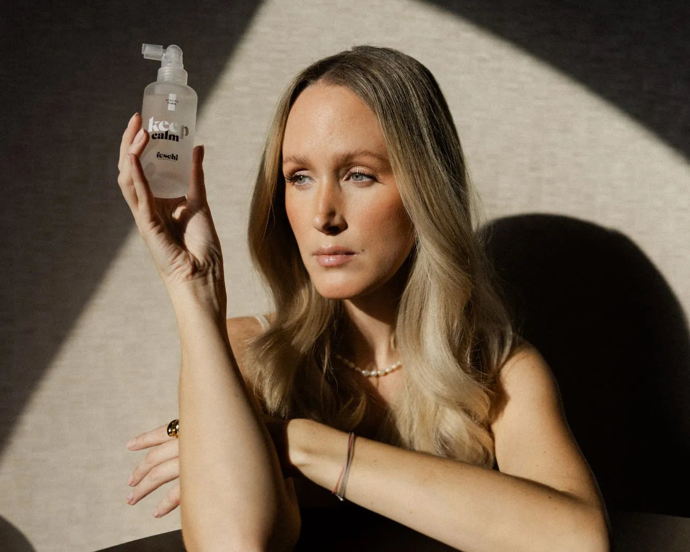 Frau lehnt am tisch und hält keep calm tonic in hand