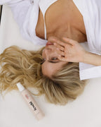 Blonde Frau im liegen mit feschi volumen Conditioner