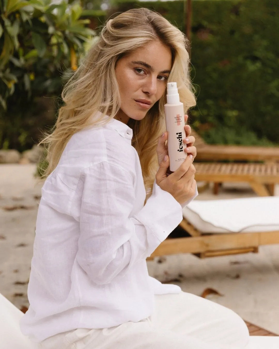 Frau mit volume baby Conditioner von feschi in der Hand