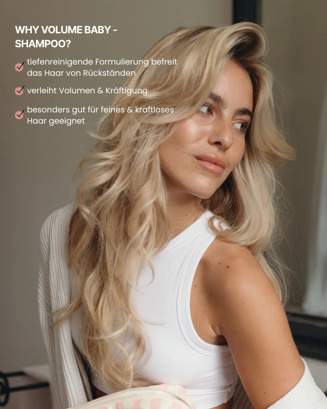 Blonde Frau mit schönem voluminösen Haar, dank dem feschi Volumen Shampoo