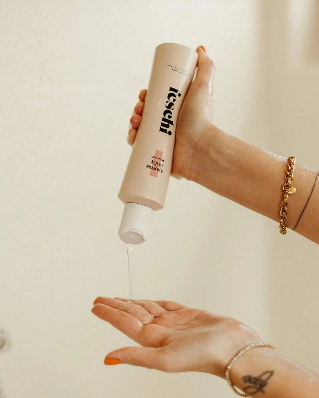Frau drückt feschi volumen Shampoo in der Dusche in die Hand
