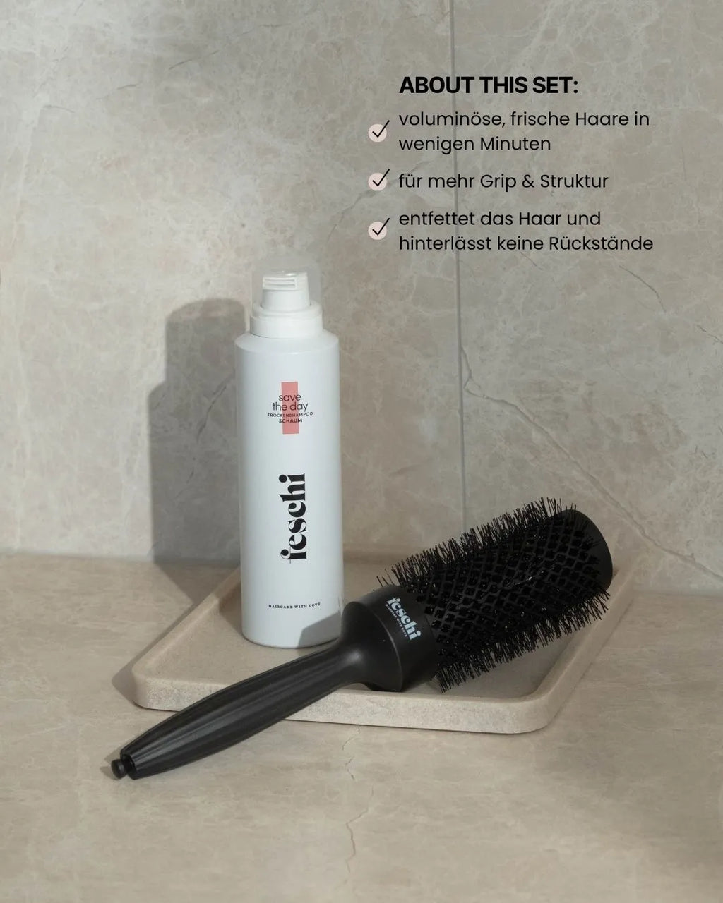 feschi Trockenshampoo Schaum & Rundbürste sind nebeneinander 