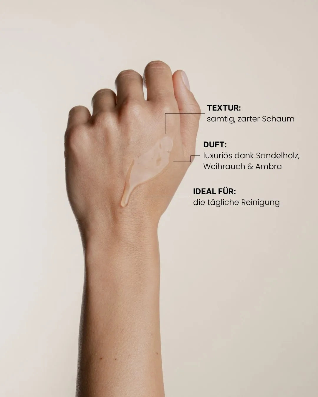 Hand von Model, wo die feschi Body Wash herunterrinnt