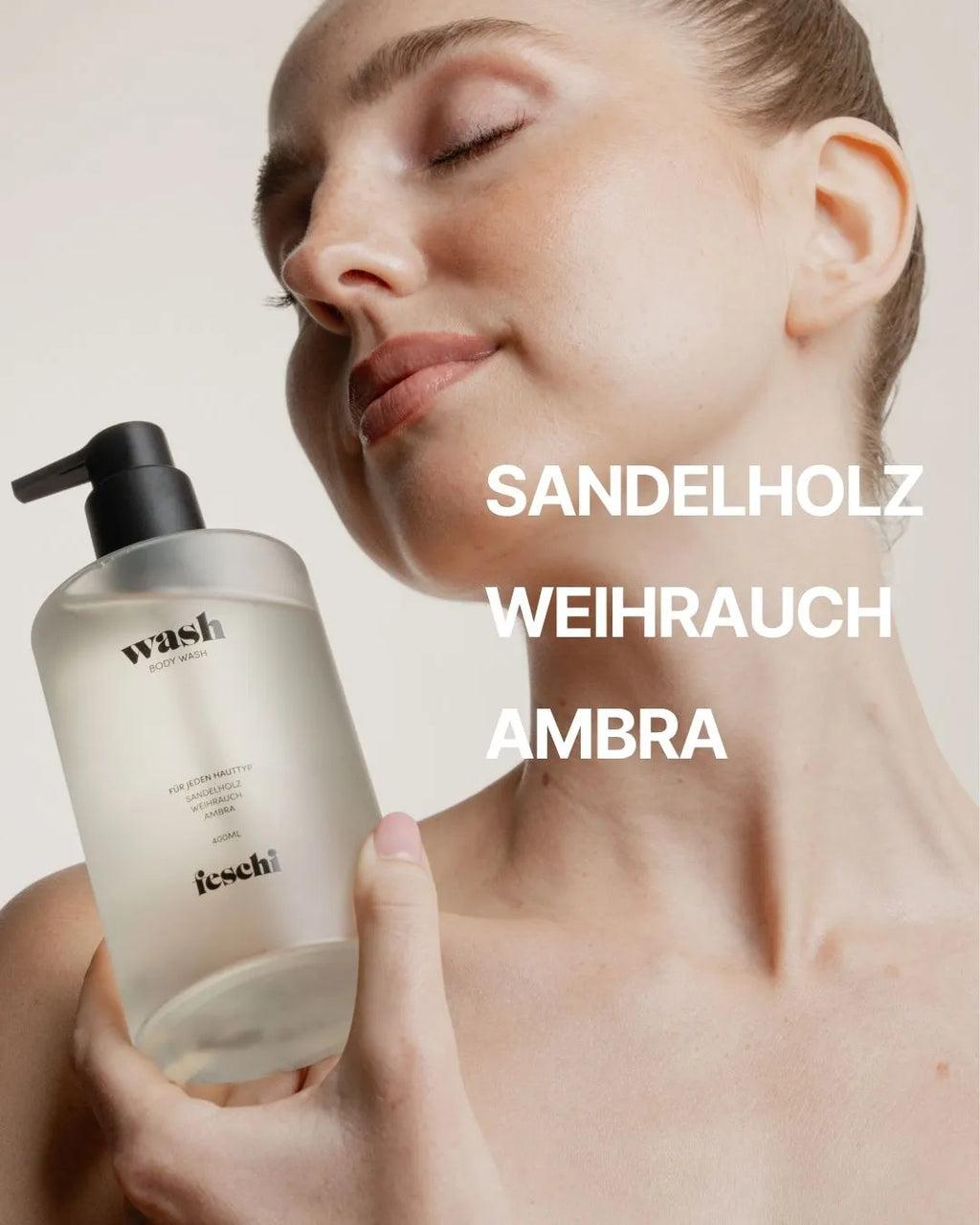 Eine Frau hält die Body Wash von feschi in der Hand