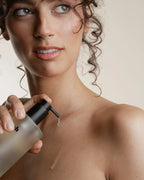 Eine Frau trägt die Body Lotion von feschi an ihrem Dekoltee auf