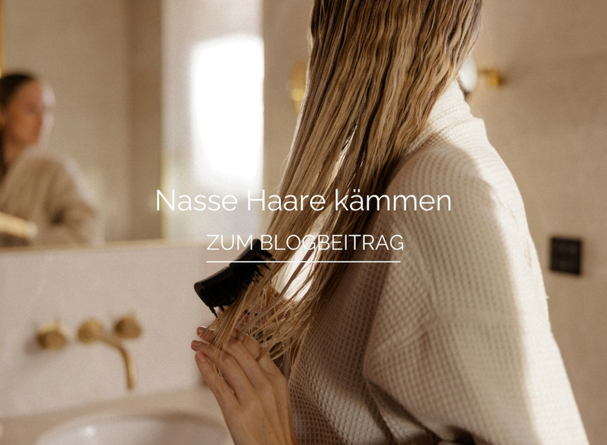 Nasse Haare kämmen mit einer Haarbürste von feschi