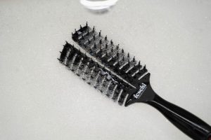 Haarbürste reinigen im Wasserbad