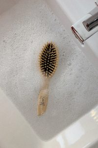 Haarbürste reinigen in Waschbecken