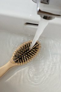 Haarbürste unter Wasser 