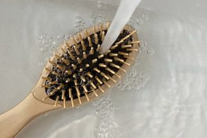 Haarbürste im strahlenden Wasser reinigen