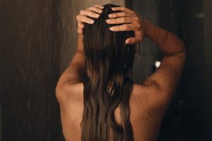 Haare waschen in der Dusche mit feschi Haarprodukten