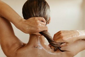 Extensions Pflegetipps Fettige Haare können durch zu häufiges Haarewaschen entstehen