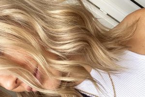 Glänzende blonde Haare mit feschi Haircare