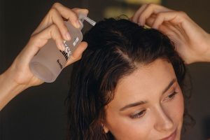 Das Tonic von feschi hilft dir bei der Kopfmassage für mehr Haarwachstum